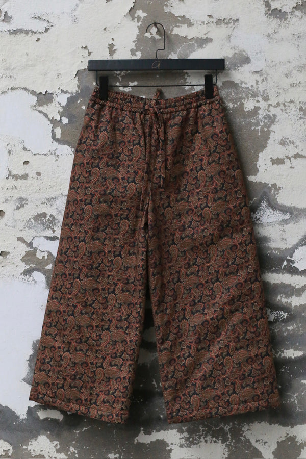 INTO THE EAST Dark Brown Paisley Pattern Quilted Capri Pants ITE-E1DGSC020NCC21PT-HUA Pattern